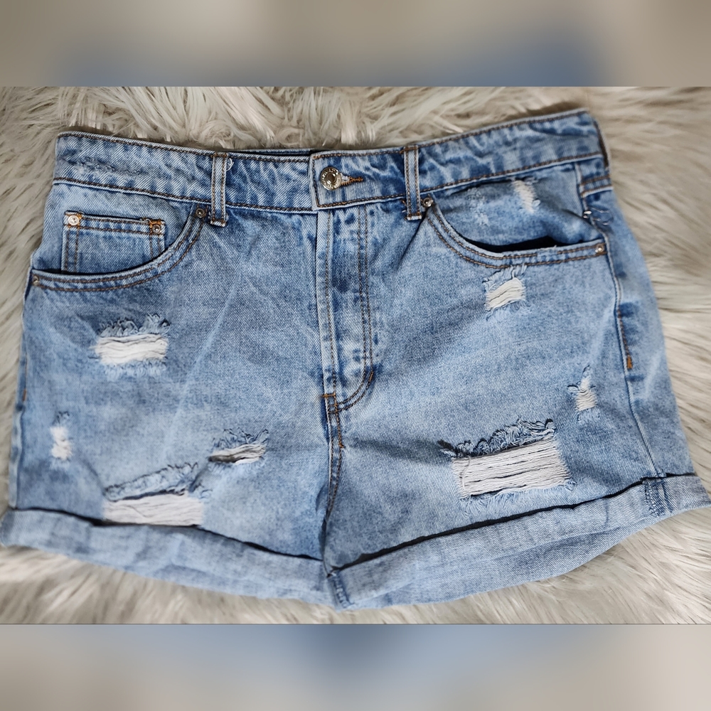 FOREVER 21 brand denim shorts size 28 in light blue with three buttons.